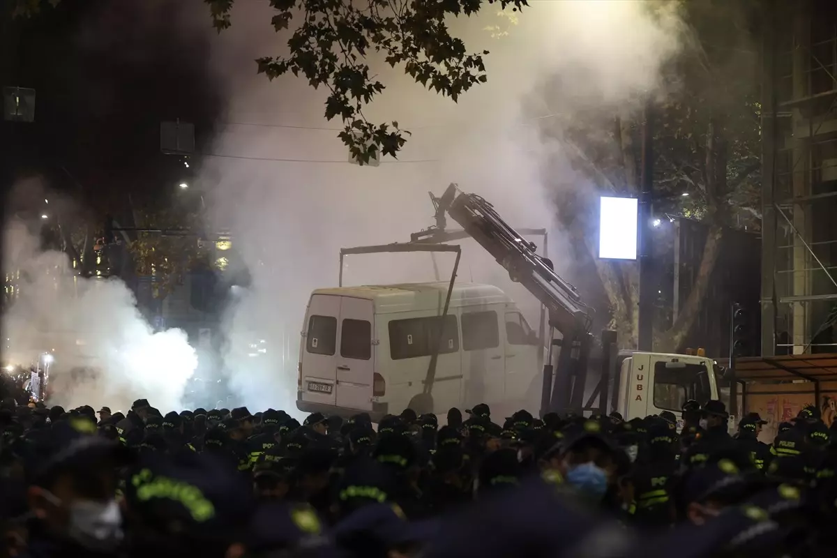 Gürcistan’da Parlamentoya Protesto